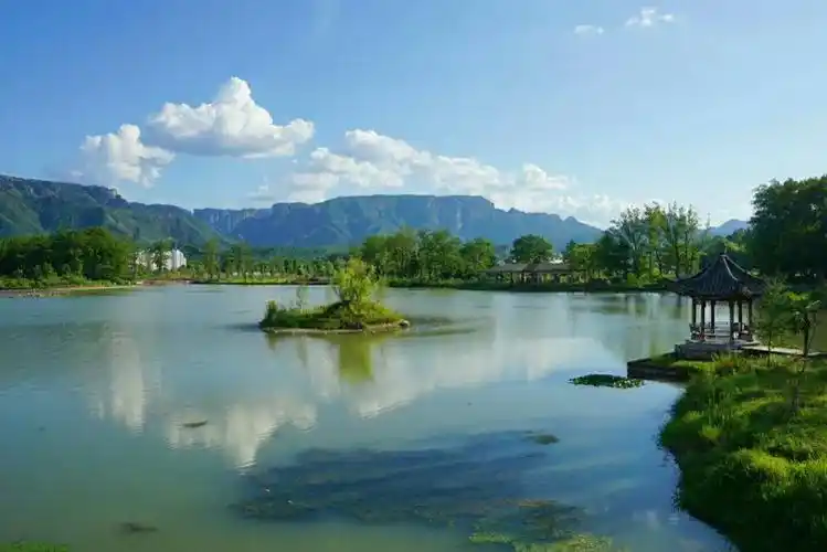 景区游客服务中心门口如意湖