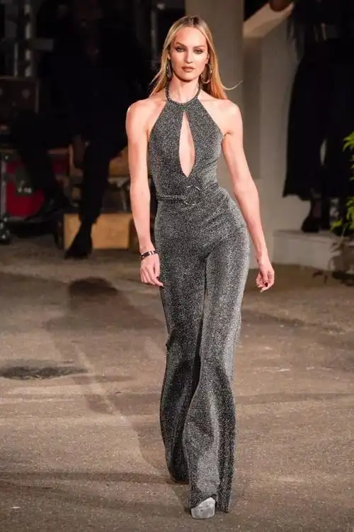 台上"妖精"台下辣妈,31岁维密超模美到逆天!_身材