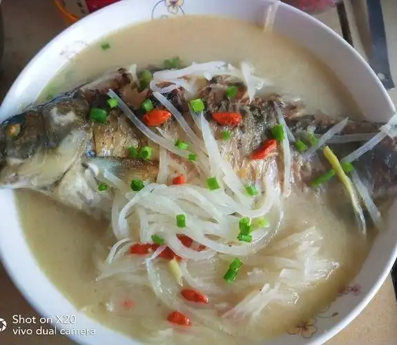 白萝卜丝鲫鱼汤(下奶汤)