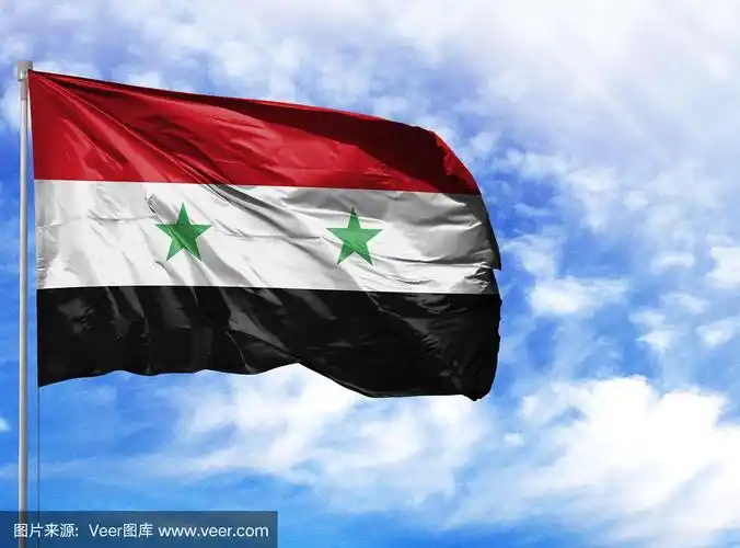 蓝天前的旗杆上挂着叙利亚国旗
