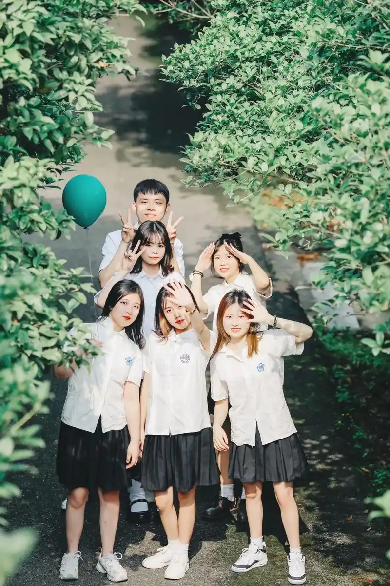 每个人都是自己青春故事里的主角(毕业照6人万能拍照姿势合集) - 抖音