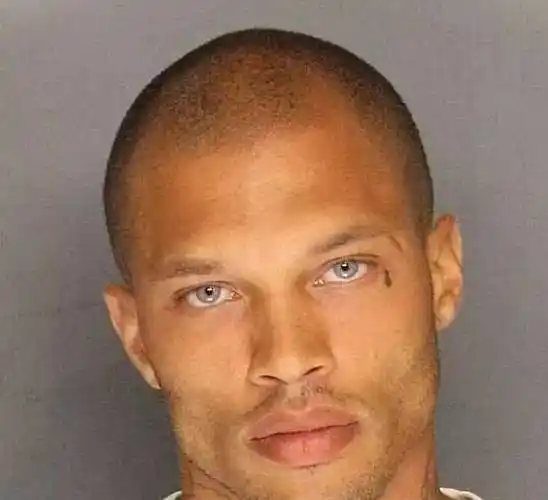 原创美国囚犯狱中爆红成名后月入3万背着妻子和豪门千金恋爱