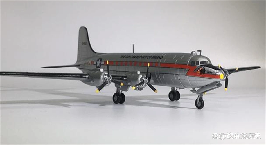 一架隶属于英国国泰航空公司的dc-4型号客机从新加坡出发,在飞机抵达