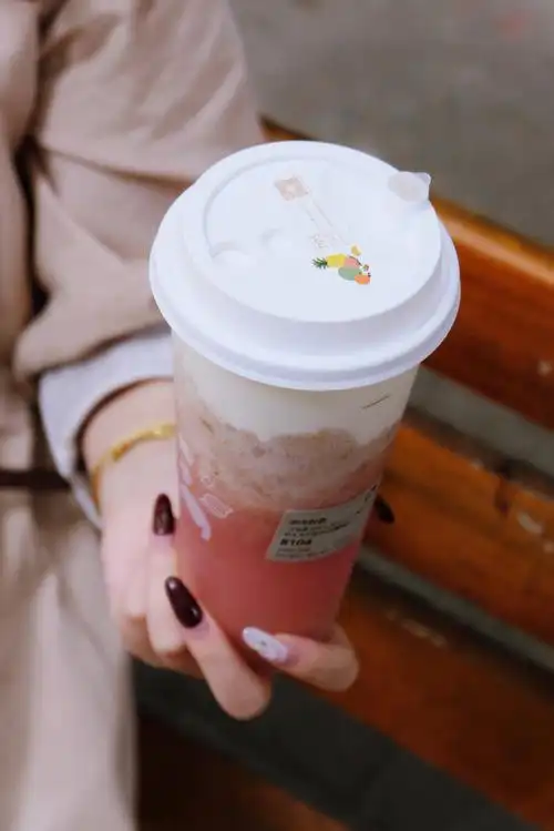 手拿奶茶