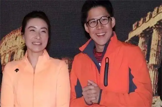 终于在2012年,郭晶晶开口了,实现了霍启刚如愿"抱得美人归"的愿望.