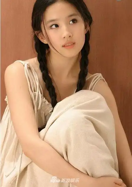 刘亦菲出道初期清纯照 扎麻花辫少女感十足