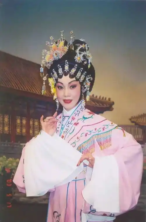 顺德粤剧名家何丰仪来珠江教育高峰论坛献唱!