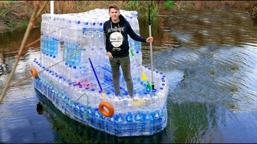 老外脑洞太大用塑料瓶做船推下水的瞬间才是精彩的开始