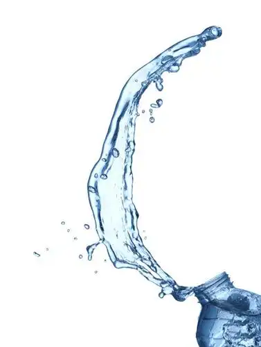 瓶口飞出的水花