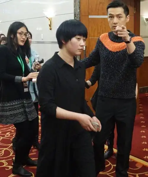 4位娶了"自家经纪人"的男星,个个出乎意料,对对幸福美满