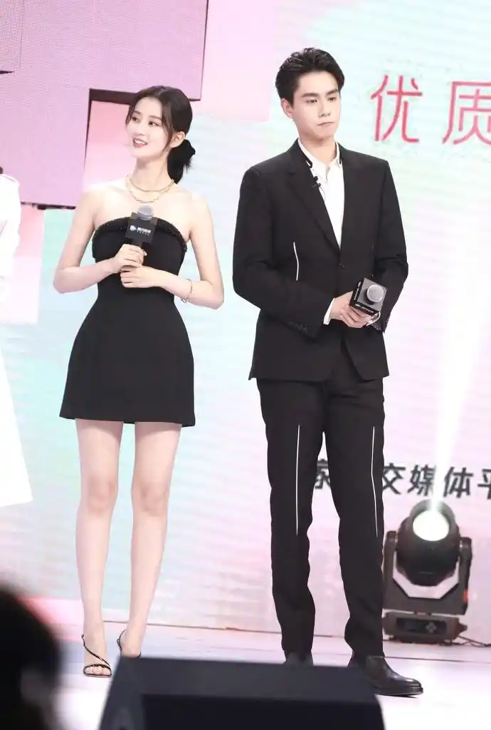 乔欣胡一天出席某发布会甜蜜互动超有cp感