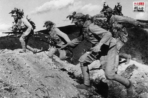 此为龙岭战役中,奋勇杀敌的远征军部队向日军阵地发动攻击的900_599