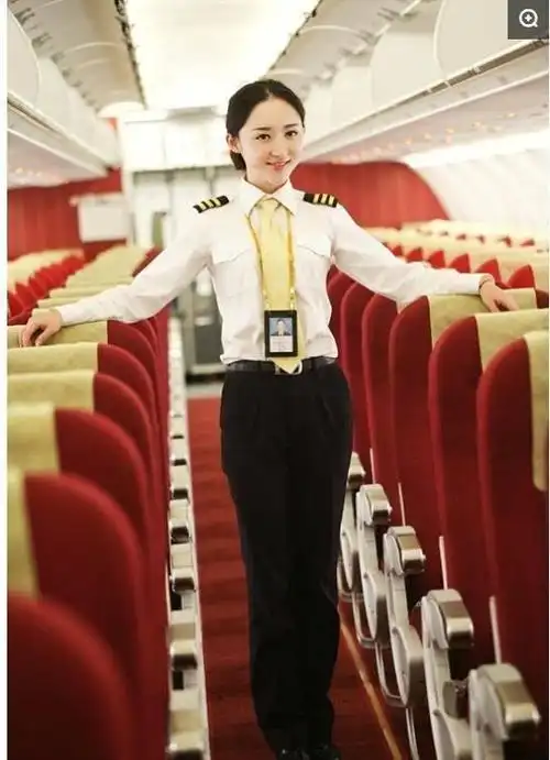 实拍西部航空最美首位女飞行员不愿当空姐美貌与才华兼顾