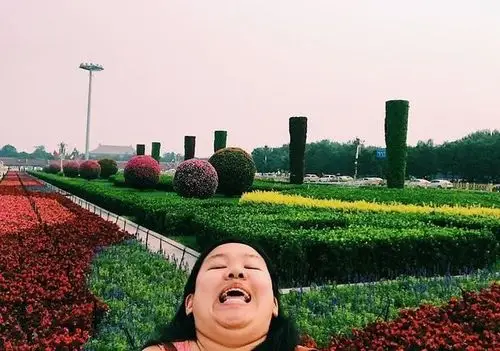 胖女孩环游世界,靠自拍双下巴旅游纪念照火爆社交网络