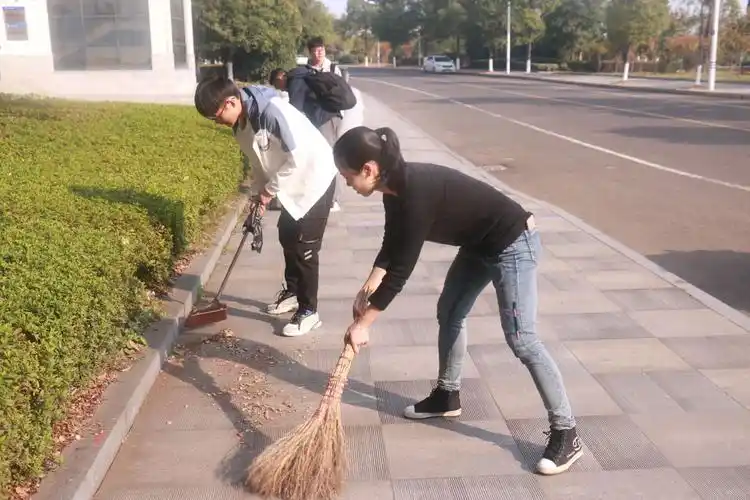 学校开展全校学生党员星期六义务劳动