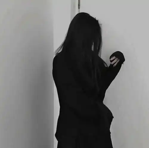 高清暗灰色御姐头像 拽句文案