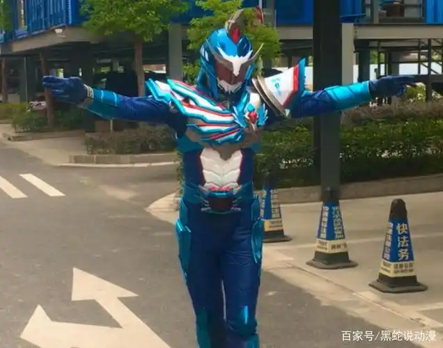 假面骑士圣刃与铠甲勇士猎铠梦幻联动 鹰帅皮套演员饰演六骑剑闪