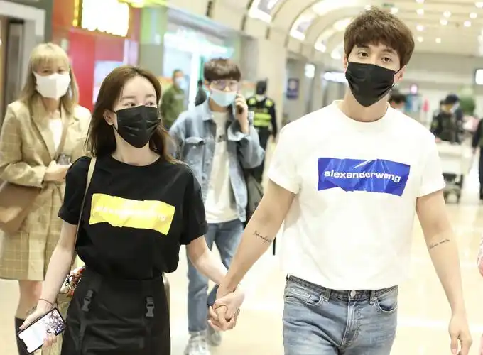 张檬小五穿情侣装手牵手男方为女友理肩带好宠溺