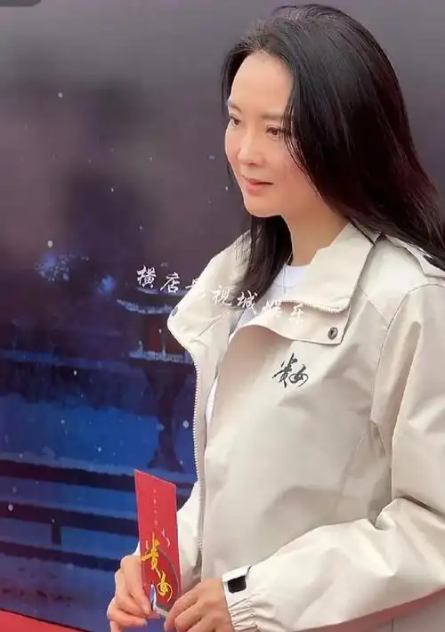 王艳复出进组与多位演员同框,撩头发小动作不断,透着|