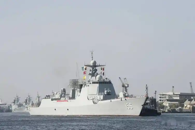 并登上中国海军淄博舰,荆州舰参观