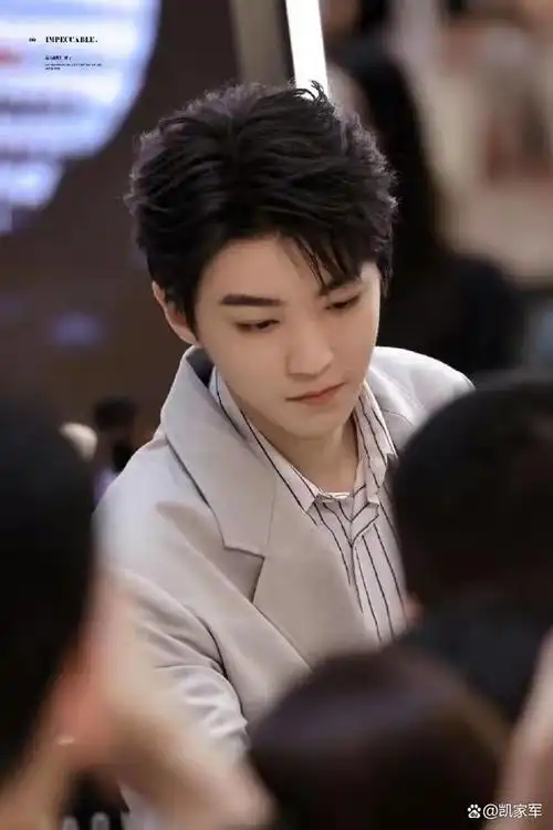 王俊凯亮相品牌活动,但西服严重不合身,工作室被怀疑不做事