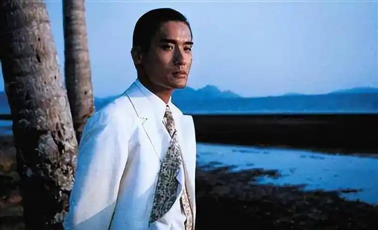 梁家辉有多爱国?拒写"悔过书"遭封杀,无戏可拍后沦落到摆地摊