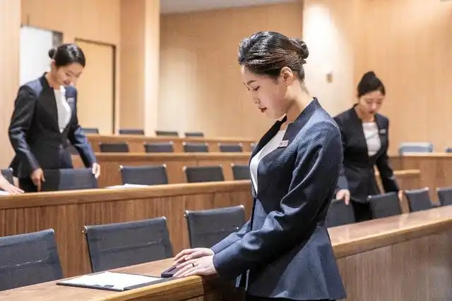 龙湖智慧服务工作人员正在布置会议室