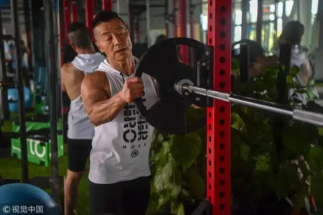 杨新民在健身房训练  图片来源:视觉中国