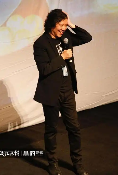 郝蕾和王中磊坐在一起 10月25日晚上7点,开幕式,乌镇戏剧节四位发起人