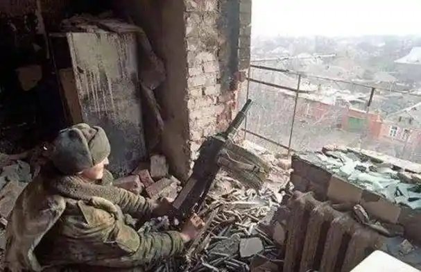 车臣战争:7万俄军血战1万车军,上千俄军被歼灭,尸体被垒成掩体