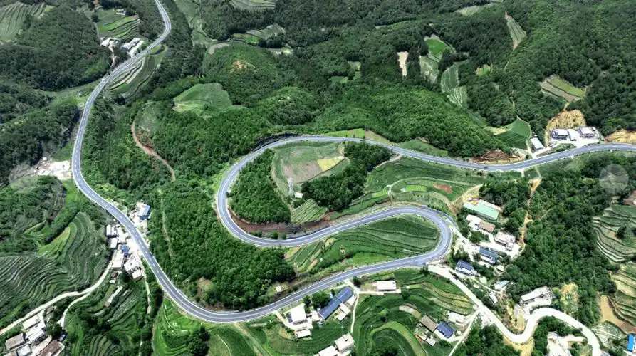 威宁326国道旁的洋芋烤好了_草海_贵州_面积