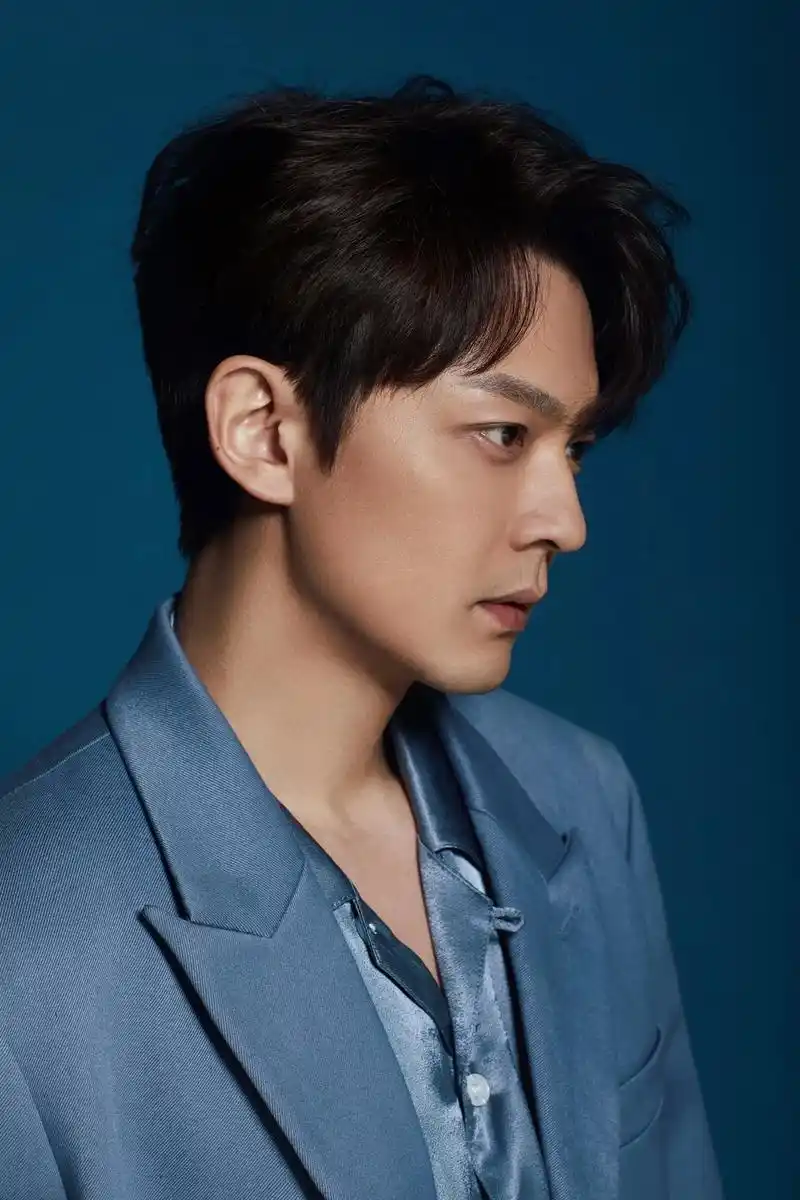 【米卡风尚】全能艺人 闫肃.摄影|张群云,妆发|纪宝堂,#男 - 抖音