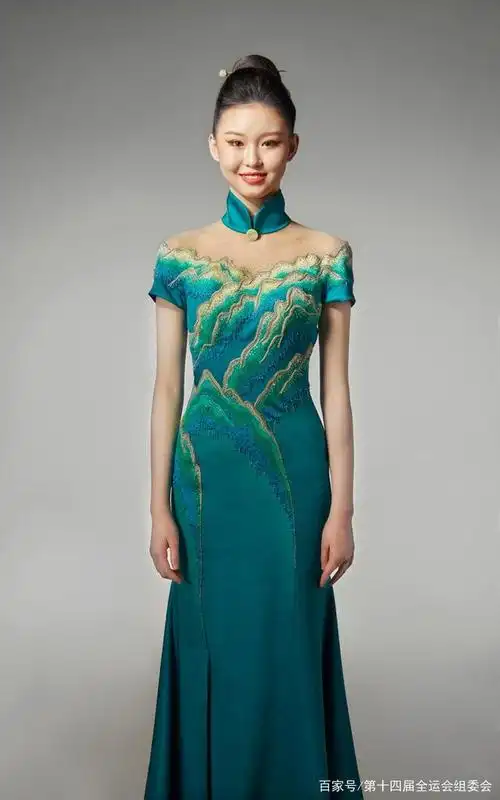该服装以体现金碧山水的绿色为主色调,款式中西合璧,对传统旗袍的创新