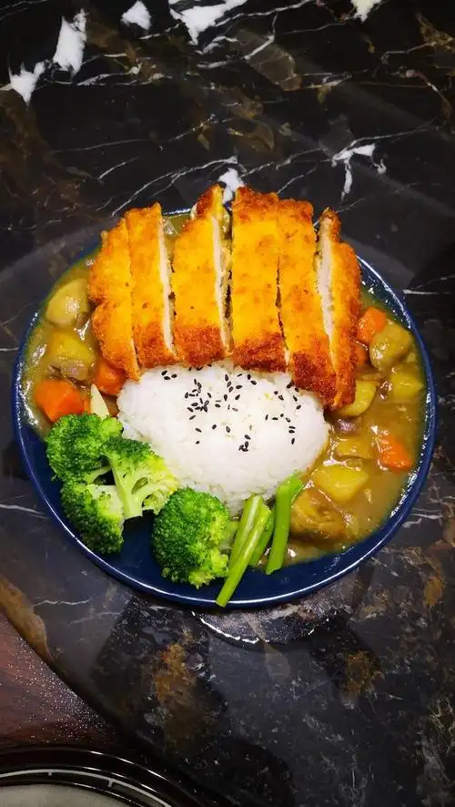猪排饭真的是太让人满足了,里面的咖喱酱香浓郁,鸡排焦脆可口,吃一口