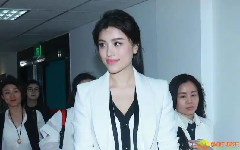 刘翔娇妻葛天知性范儿亮相 被追问离婚传闻微笑不语