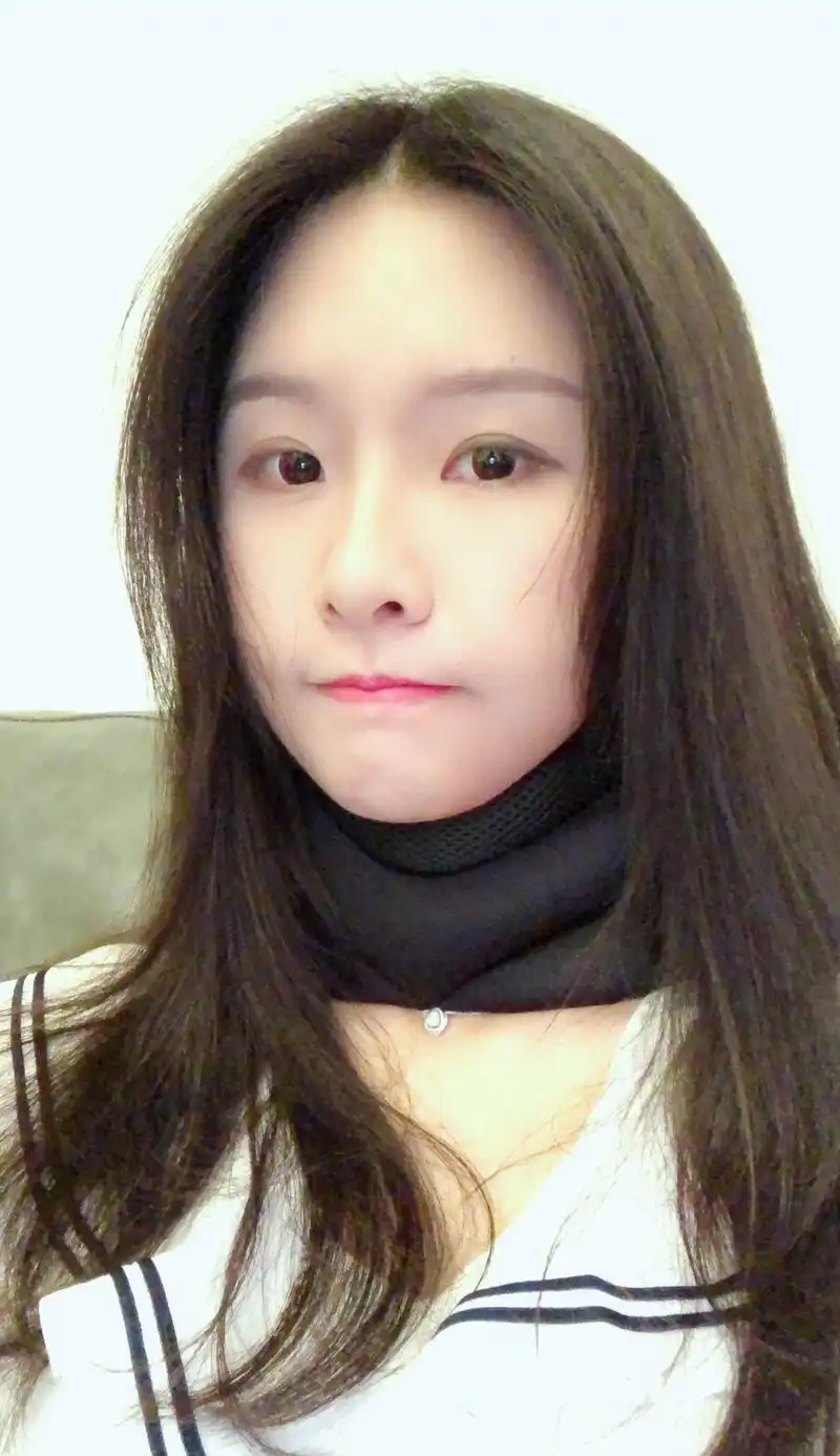 斗鱼六姐-阿冷最近素颜自拍套图,她的歌声真的能征服人!