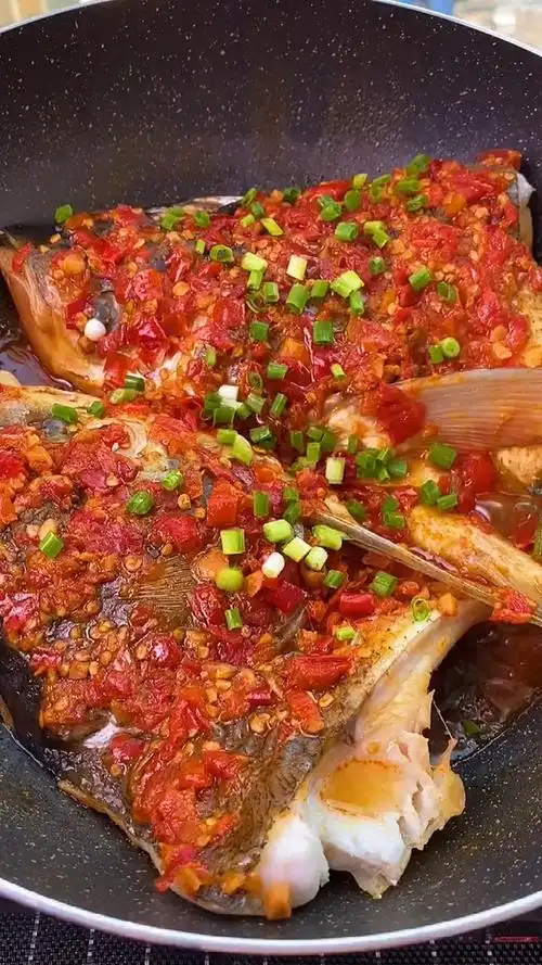 剁椒鱼头很多人第一步就做错了难怪不入味还特别的腥今天分享剁椒鱼头