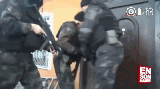 土耳其特警你确定是在破门而不是搞笑么