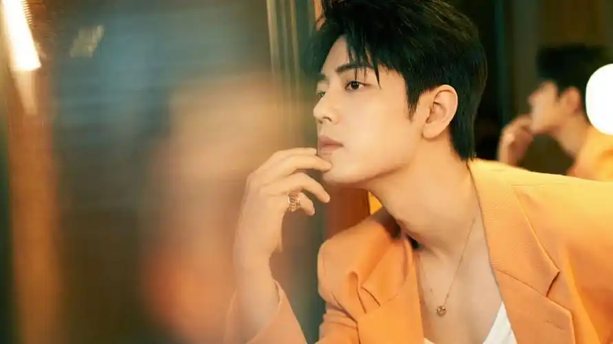 组图:肖战穿橘色西装外套肩宽腰窄 眼神深邃气质随性高贵_高清图集