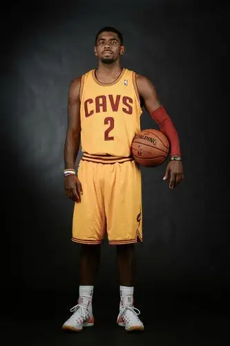 骑士队新赛季媒体日#状元#欧文,本内特定妆照.