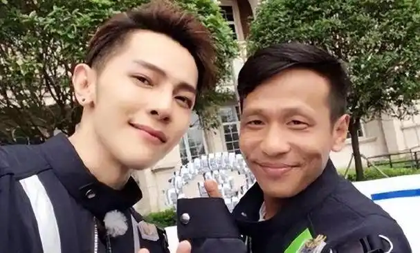 大家看着汪东城的演唱会照片,这八块腹肌,实在令很多人羡慕不已,实在