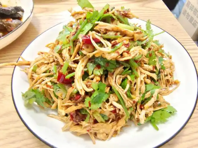 凉拌手撕鸡绝绝子荷兰豆炒腊肠也绝绝子