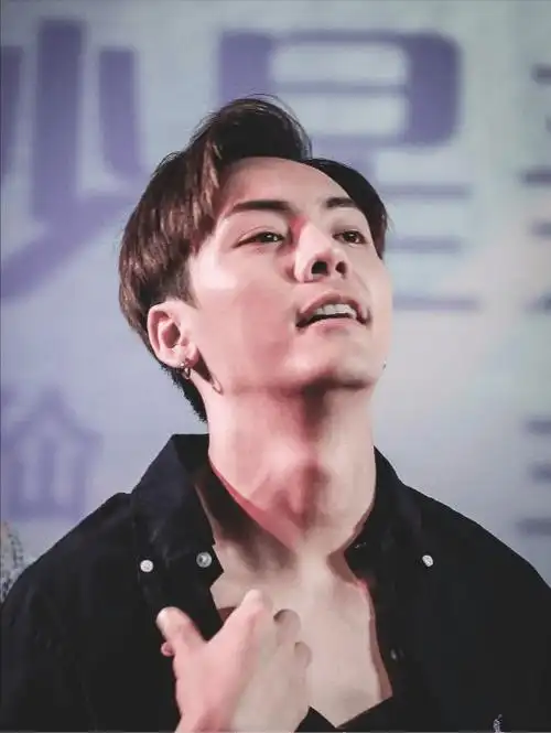 在线围观性感男明星迷人喉结这才是男人的致命武器