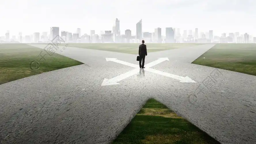 的商人站在十字路口和做出选择的背影选择你的方式