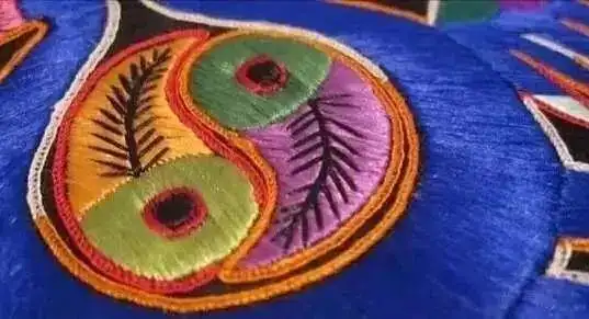 破线绣里的阴阳鱼纹, 意为一家人.