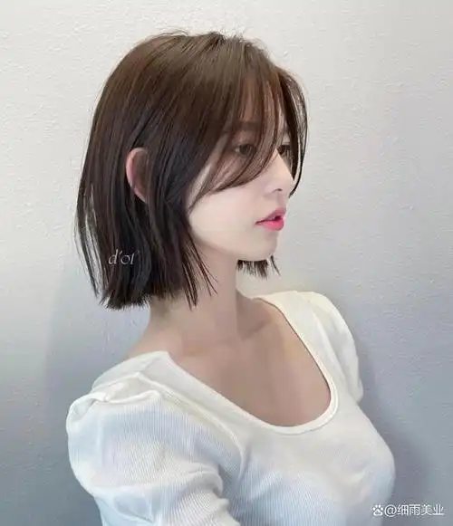 最简单的短发,一定是这款直短发,精致干练的风范,发型款式非常的甜美