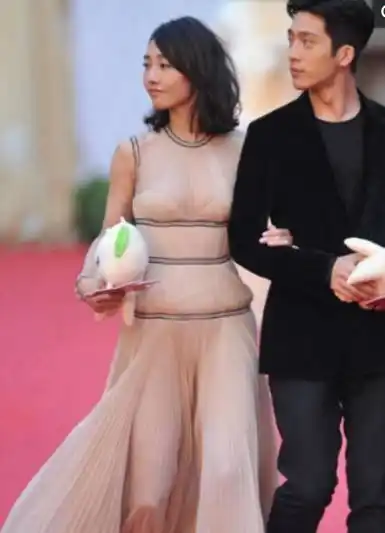 对于白百何穿成这样纷纷发表评论:"轨都出了,还有什么不敢的"真空上阵