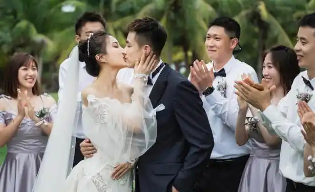 赵继伟正式归队!娇妻开豪车亲自送行,贴心准备小零食,不舍!