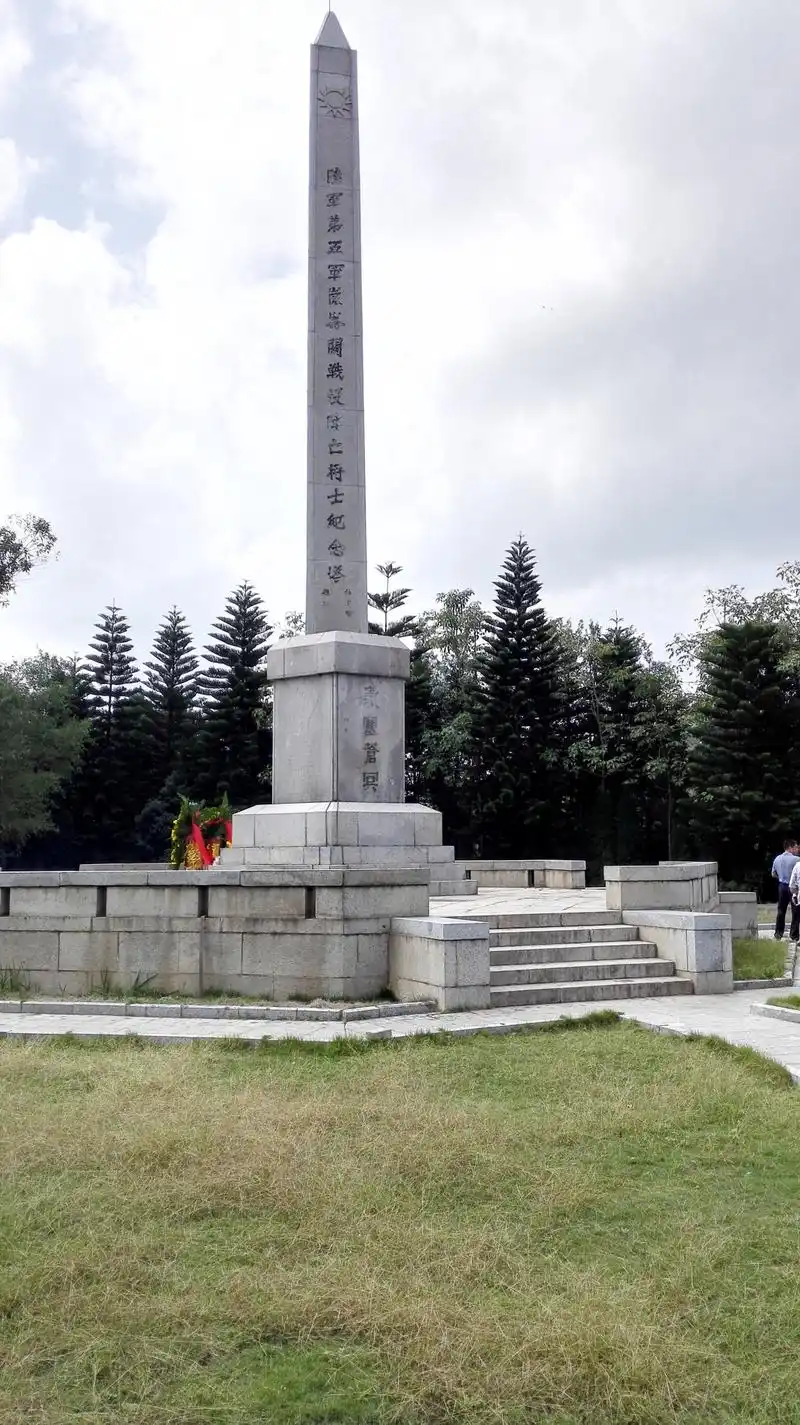 昆化关纪念塔2016年10月27日摄影纪念塔三面写有不同的字昆仑关战役