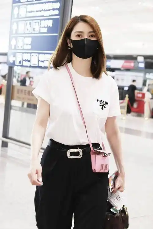 洪欣街拍:白色t恤黑色休闲裤时尚潇洒_机场_北京